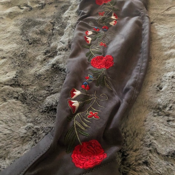 NWT Grey Floral Embroidered Classy & Trendy Boots - Picture 12 of 15